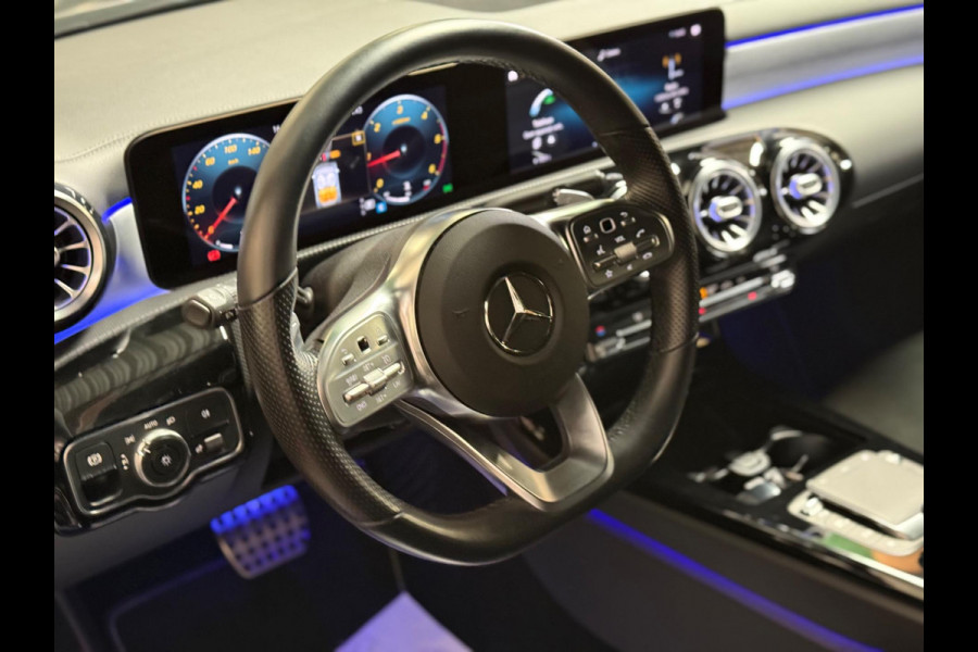 Mercedes-Benz A-Klasse 200 d Amg pakket l Night pakket l Sfeer verlichting l Camera l 19 Inch