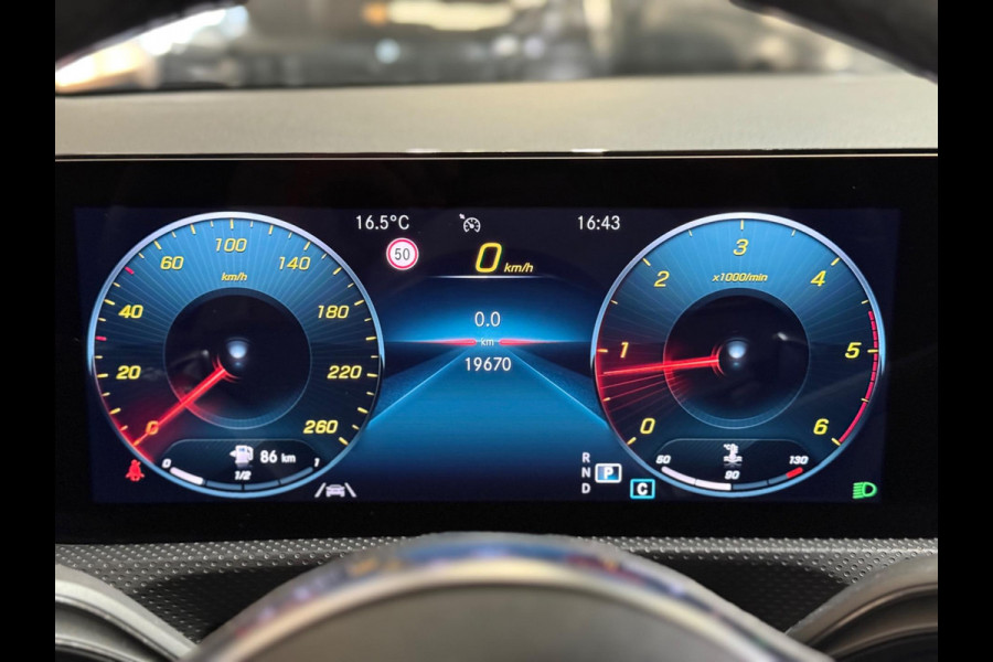 Mercedes-Benz A-Klasse 200 d Amg pakket l Night pakket l Sfeer verlichting l Camera l 19 Inch