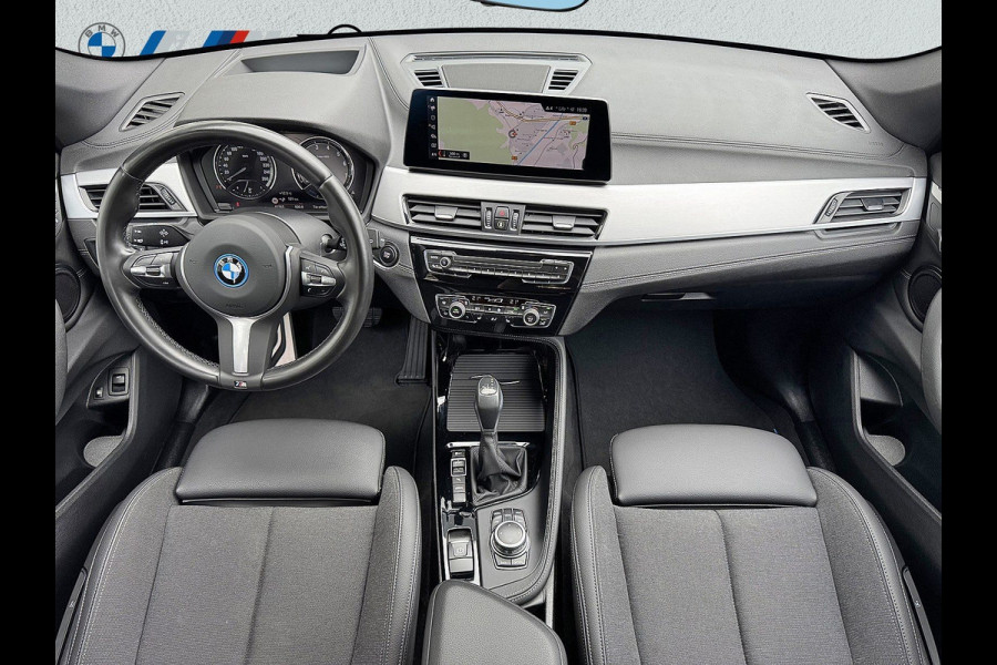 BMW X1 xDrive25e M-SPORT ** LED, NAVI+, HALF-LEDER, HuD, ALARM, KEYLESS, 19-inch LMV ** 1e EIG - UNFALLFREI ** ** INFORMEER OOK NAAR ONZE AANTREKKELIJKE FINANCIAL-LEASE TARIEVEN **