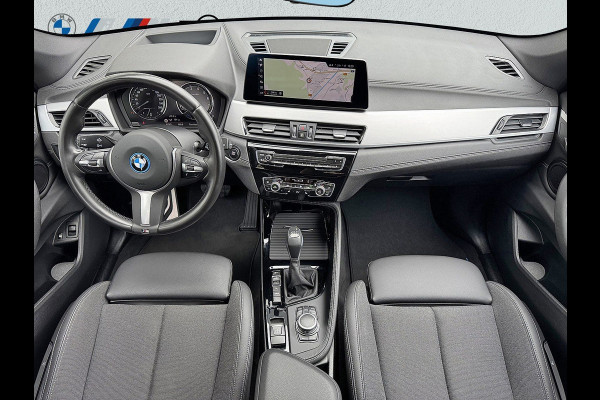 BMW X1 xDrive25e M-SPORT ** LED, NAVI+, HALF-LEDER, HuD, ALARM, KEYLESS, 19-inch LMV ** 1e EIG - UNFALLFREI ** ** INFORMEER OOK NAAR ONZE AANTREKKELIJKE FINANCIAL-LEASE TARIEVEN **