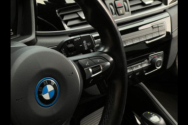 BMW X1 xDrive25e M-SPORT ** LED, NAVI+, HALF-LEDER, HuD, ALARM, KEYLESS, 19-inch LMV ** 1e EIG - UNFALLFREI ** ** INFORMEER OOK NAAR ONZE AANTREKKELIJKE FINANCIAL-LEASE TARIEVEN **