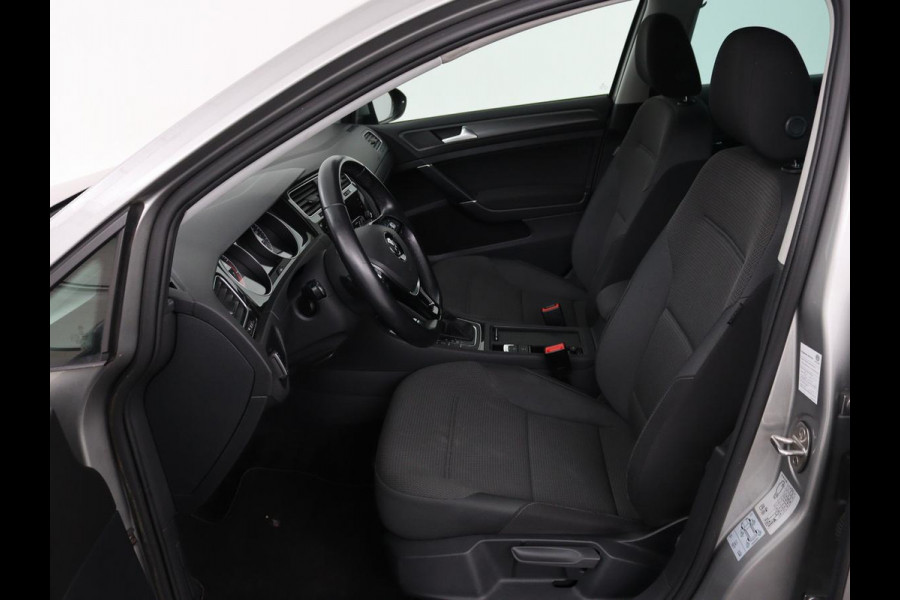 Volkswagen Golf 1.5 TSI Comfortline | Trekhaak | Carplay | Adaptive cruise | Navigatie | Parkeerhulp | Climate control | Bluetooth | Getint glas