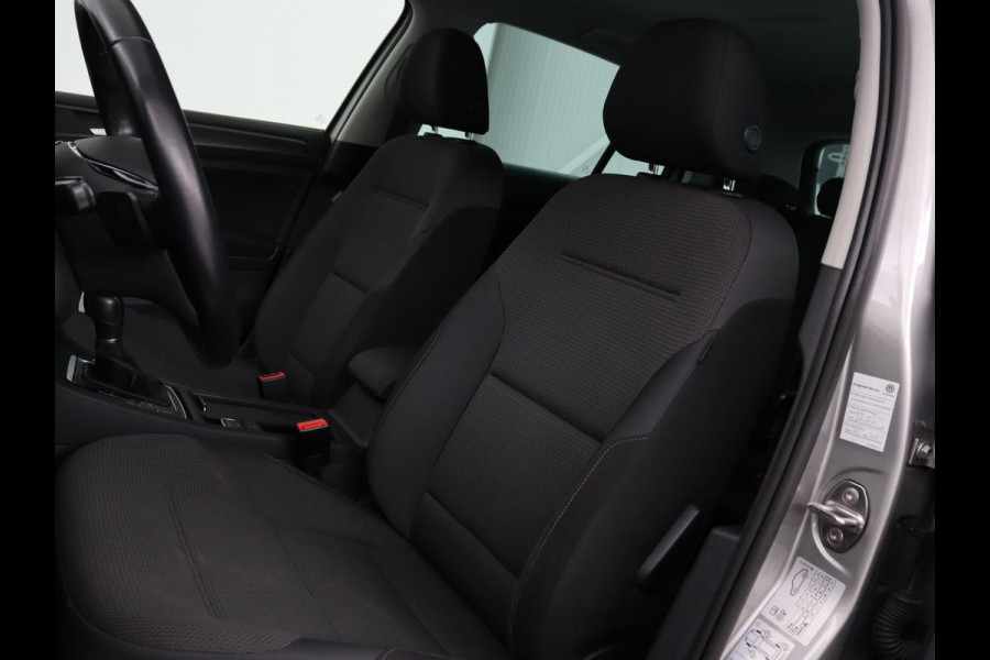 Volkswagen Golf 1.5 TSI Comfortline | Trekhaak | Carplay | Adaptive cruise | Navigatie | Parkeerhulp | Climate control | Bluetooth | Getint glas