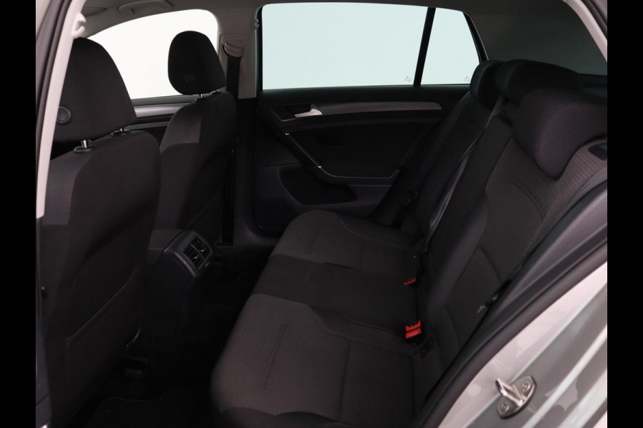 Volkswagen Golf 1.5 TSI Comfortline | Trekhaak | Carplay | Adaptive cruise | Navigatie | Parkeerhulp | Climate control | Bluetooth | Getint glas