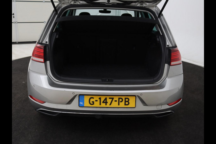Volkswagen Golf 1.5 TSI Comfortline | Trekhaak | Carplay | Adaptive cruise | Navigatie | Parkeerhulp | Climate control | Bluetooth | Getint glas