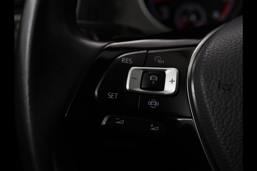 Volkswagen Golf 1.5 TSI Comfortline | Trekhaak | Carplay | Adaptive cruise | Navigatie | Parkeerhulp | Climate control | Bluetooth | Getint glas