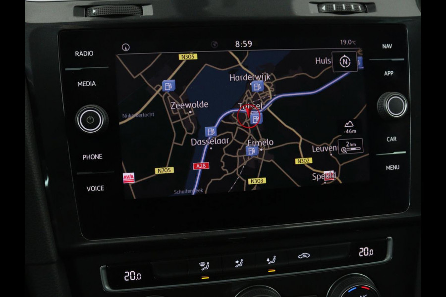 Volkswagen Golf 1.5 TSI Comfortline | Trekhaak | Carplay | Adaptive cruise | Navigatie | Parkeerhulp | Climate control | Bluetooth | Getint glas