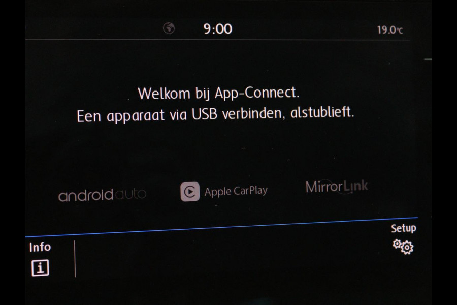 Volkswagen Golf 1.5 TSI Comfortline | Trekhaak | Carplay | Adaptive cruise | Navigatie | Parkeerhulp | Climate control | Bluetooth | Getint glas