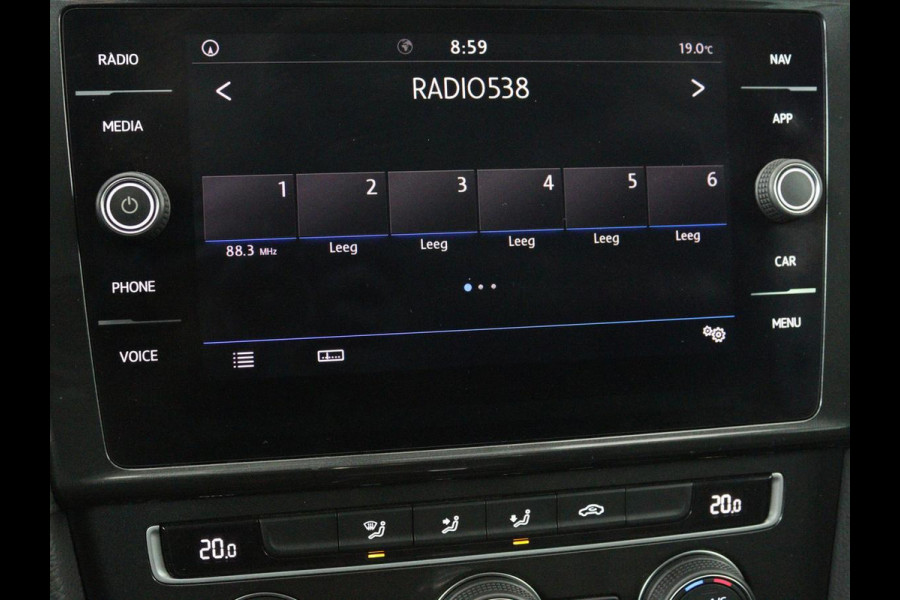 Volkswagen Golf 1.5 TSI Comfortline | Trekhaak | Carplay | Adaptive cruise | Navigatie | Parkeerhulp | Climate control | Bluetooth | Getint glas