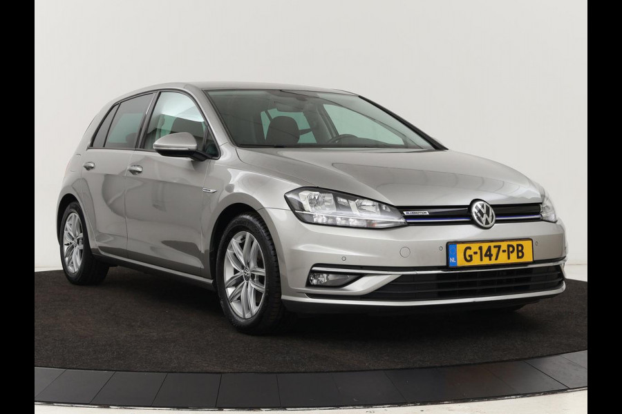 Volkswagen Golf 1.5 TSI Comfortline | Trekhaak | Carplay | Adaptive cruise | Navigatie | Parkeerhulp | Climate control | Bluetooth | Getint glas