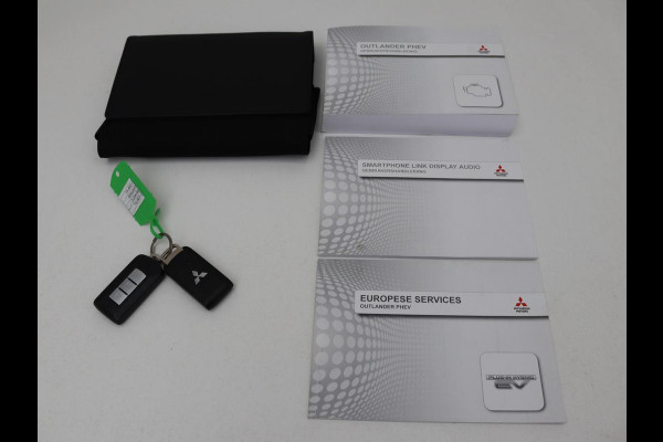 Mitsubishi Outlander 2.4 PHEV Pure | Carplay | Trekhaak | Leder/Alcantara | Keyless | Camera | Climate control | Cruise control