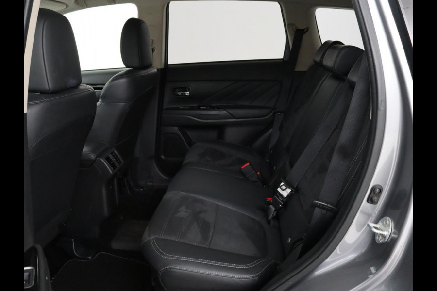 Mitsubishi Outlander 2.4 PHEV Pure | Carplay | Trekhaak | Leder/Alcantara | Keyless | Camera | Climate control | Cruise control