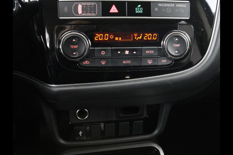 Mitsubishi Outlander 2.4 PHEV Pure | Carplay | Trekhaak | Leder/Alcantara | Keyless | Camera | Climate control | Cruise control