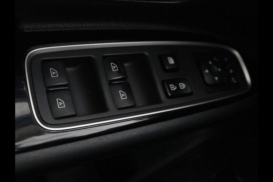 Mitsubishi Outlander 2.4 PHEV Pure | Carplay | Trekhaak | Leder/Alcantara | Keyless | Camera | Climate control | Cruise control