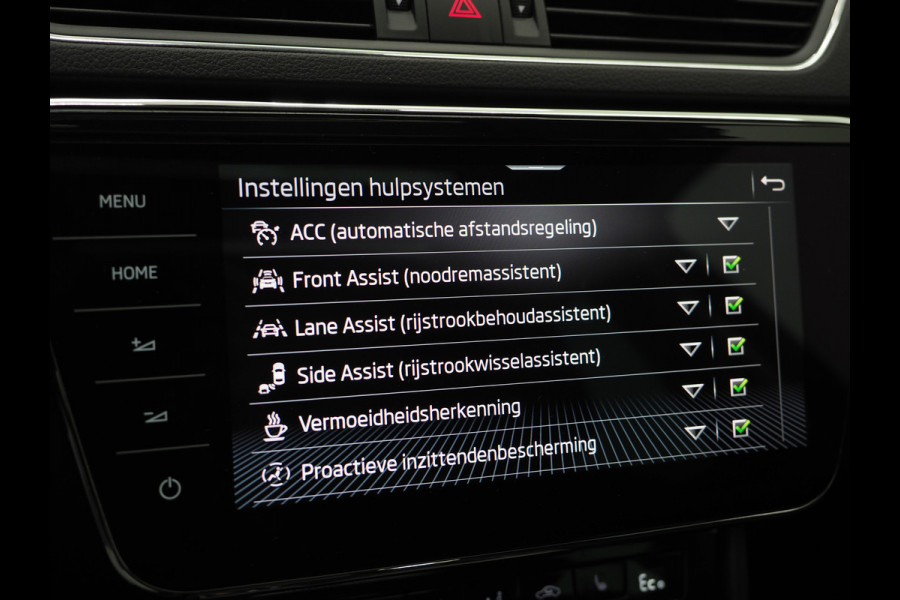 Škoda Superb Combi 1.4 TSI iV 218PK | Panoramadak | Trekhaak | Camera | Keyless | Adaptive Cruise | Carplay