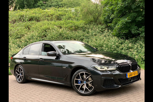 BMW 5 Serie 530e Business Edition Plus | M Sport | Leder | Camera | ACC | Schuifdak | 19 Inch |