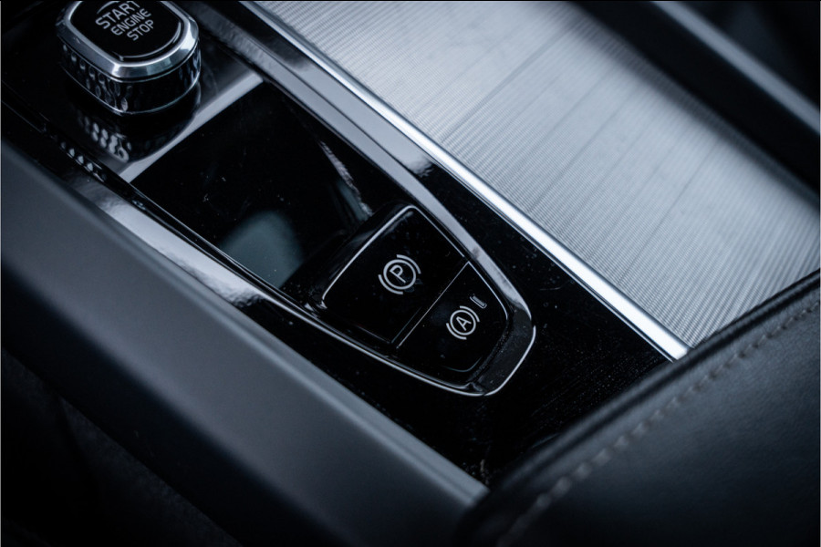 Volvo XC60 2.0 Recharge T6 AWD Ultimate Black Edition - B&W - HUD