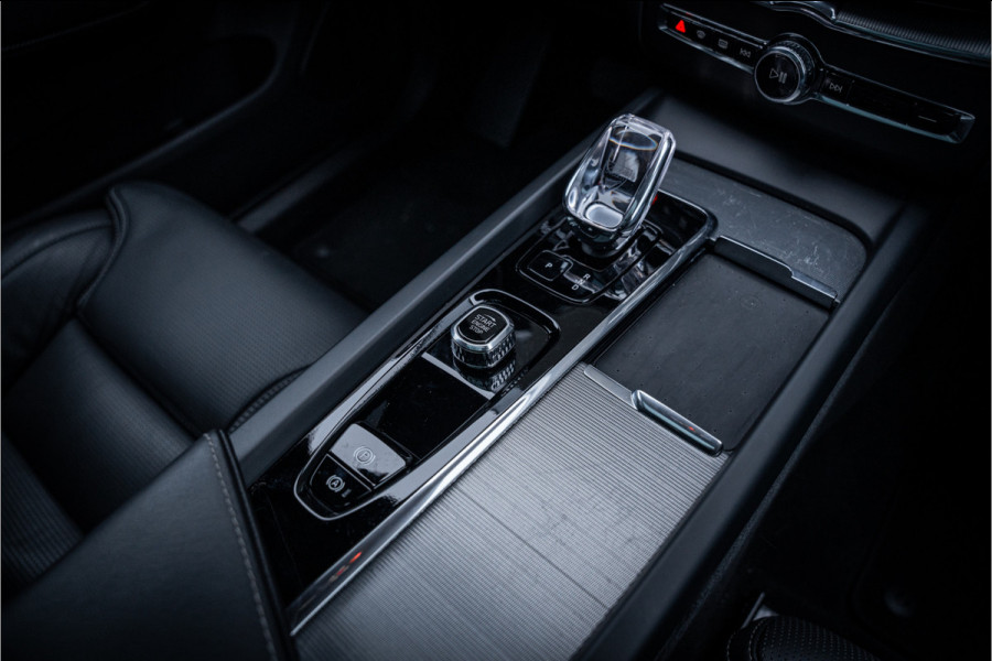 Volvo XC60 2.0 Recharge T6 AWD Ultimate Black Edition - B&W - HUD