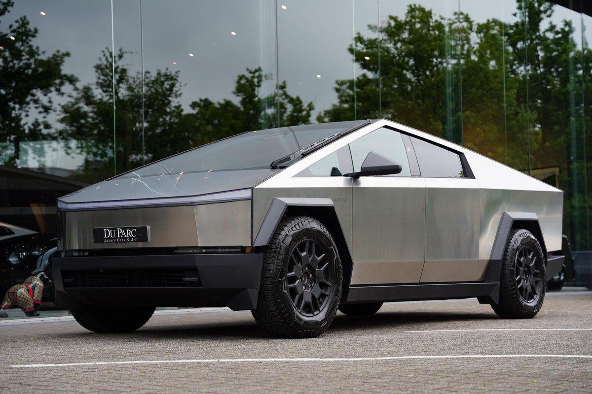 Tesla Cybertruck AWD 100 kWh Foundation Series
