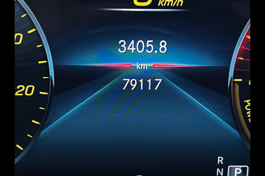Mercedes-Benz A-Klasse 250 e AMG Plug-In Hybride | 5 spaaks lichtmetalen velgen | MBUX wide screen | Navigatie | Parking support met camera achter | Inclusief 24 maanden Mercedes-Benz Certified garantie voor Europa.