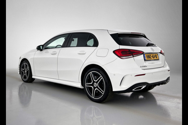 Mercedes-Benz A-Klasse 250 e AMG Plug-In Hybride | 5 spaaks lichtmetalen velgen | MBUX wide screen | Navigatie | Parking support met camera achter | Inclusief 24 maanden Mercedes-Benz Certified garantie voor Europa.