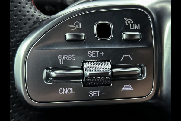 Mercedes-Benz A-Klasse 250 e AMG Plug-In Hybride | 5 spaaks lichtmetalen velgen | MBUX wide screen | Navigatie | Parking support met camera achter | Inclusief 24 maanden Mercedes-Benz Certified garantie voor Europa.