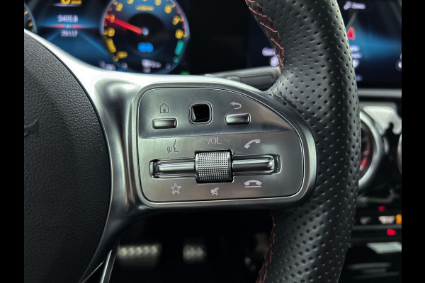 Mercedes-Benz A-Klasse 250 e AMG Plug-In Hybride | 5 spaaks lichtmetalen velgen | MBUX wide screen | Navigatie | Parking support met camera achter | Inclusief 24 maanden Mercedes-Benz Certified garantie voor Europa.