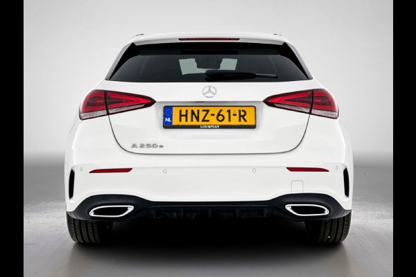 Mercedes-Benz A-Klasse 250 e AMG Plug-In Hybride | 5 spaaks lichtmetalen velgen | MBUX wide screen | Navigatie | Parking support met camera achter | Inclusief 24 maanden Mercedes-Benz Certified garantie voor Europa.