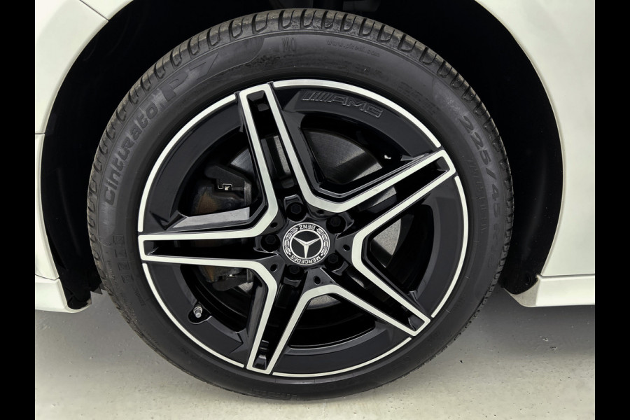 Mercedes-Benz A-Klasse 250 e AMG Plug-In Hybride | 5 spaaks lichtmetalen velgen | MBUX wide screen | Navigatie | Parking support met camera achter | Inclusief 24 maanden Mercedes-Benz Certified garantie voor Europa.