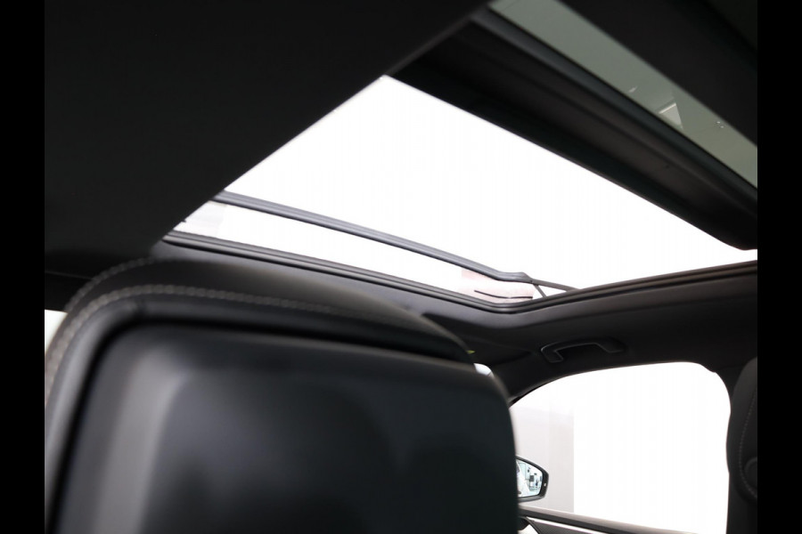 Volkswagen Tiguan 1.5 TSI R-Line Business 150 pk Automaat (DSG) | Verlengde garantie | Navigatie | Panoramadak | Elektr. trekhaak | Parkeersensoren (Park assist) | Achteruitrijcamera | R-Line |