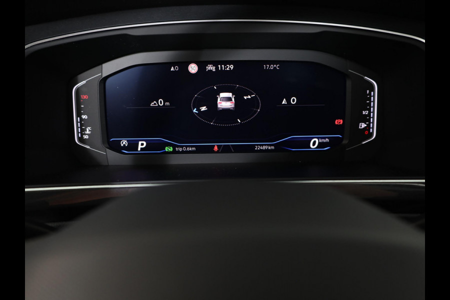 Volkswagen Tiguan 1.5 TSI R-Line Business 150 pk Automaat (DSG) | Verlengde garantie | Navigatie | Panoramadak | Elektr. trekhaak | Parkeersensoren (Park assist) | Achteruitrijcamera | R-Line |