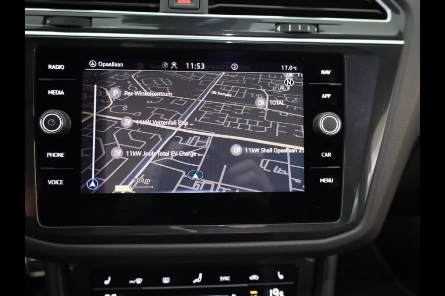 Volkswagen Tiguan 1.5 TSI R-Line Business 150 pk Automaat (DSG) | Verlengde garantie | Navigatie | Panoramadak | Elektr. trekhaak | Parkeersensoren (Park assist) | Achteruitrijcamera | R-Line |
