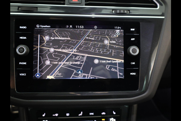 Volkswagen Tiguan 1.5 TSI R-Line Business 150 pk Automaat (DSG) | Verlengde garantie | Navigatie | Panoramadak | Elektr. trekhaak | Parkeersensoren (Park assist) | Achteruitrijcamera | R-Line |