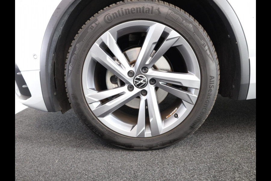 Volkswagen Tiguan 1.5 TSI R-Line Business 150 pk Automaat (DSG) | Verlengde garantie | Navigatie | Panoramadak | Elektr. trekhaak | Parkeersensoren (Park assist) | Achteruitrijcamera | R-Line |