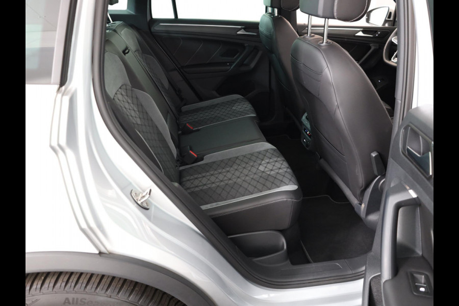Volkswagen Tiguan 1.5 TSI R-Line Business 150 pk Automaat (DSG) | Verlengde garantie | Navigatie | Panoramadak | Elektr. trekhaak | Parkeersensoren (Park assist) | Achteruitrijcamera | R-Line |