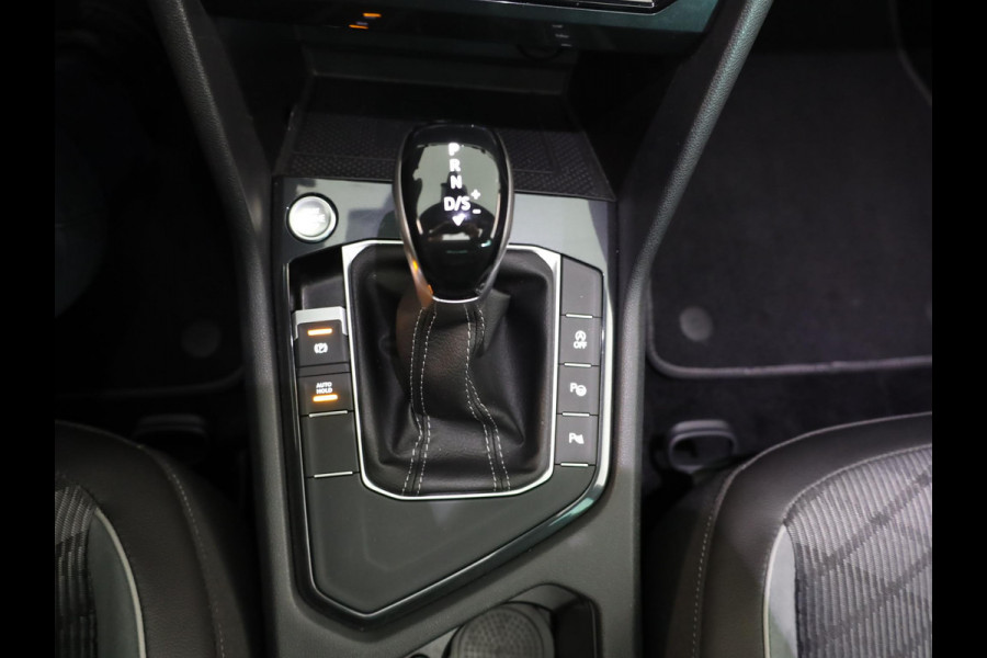 Volkswagen Tiguan 1.5 TSI R-Line Business 150 pk Automaat (DSG) | Verlengde garantie | Navigatie | Panoramadak | Elektr. trekhaak | Parkeersensoren (Park assist) | Achteruitrijcamera | R-Line |