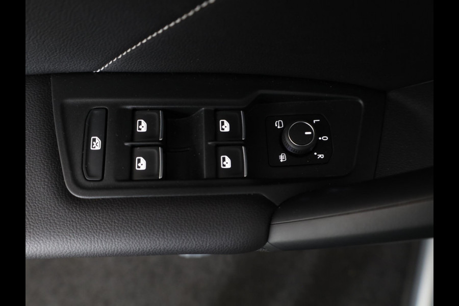 Volkswagen Tiguan 1.5 TSI R-Line Business 150 pk Automaat (DSG) | Verlengde garantie | Navigatie | Panoramadak | Elektr. trekhaak | Parkeersensoren (Park assist) | Achteruitrijcamera | R-Line |