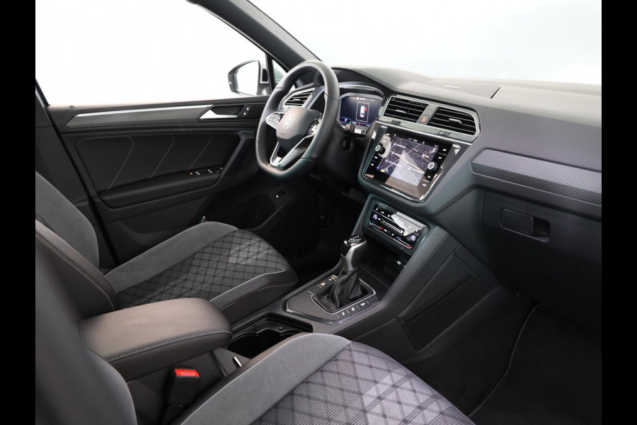 Volkswagen Tiguan 1.5 TSI R-Line Business 150 pk Automaat (DSG) | Verlengde garantie | Navigatie | Panoramadak | Elektr. trekhaak | Parkeersensoren (Park assist) | Achteruitrijcamera | R-Line |