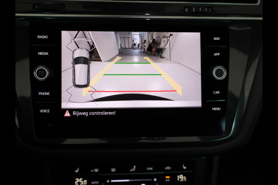 Volkswagen Tiguan 1.5 TSI R-Line Business 150 pk Automaat (DSG) | Verlengde garantie | Navigatie | Panoramadak | Elektr. trekhaak | Parkeersensoren (Park assist) | Achteruitrijcamera | R-Line |