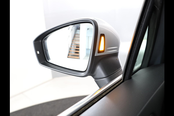 Volkswagen Tiguan 1.5 TSI R-Line Business 150 pk Automaat (DSG) | Verlengde garantie | Navigatie | Panoramadak | Elektr. trekhaak | Parkeersensoren (Park assist) | Achteruitrijcamera | R-Line |