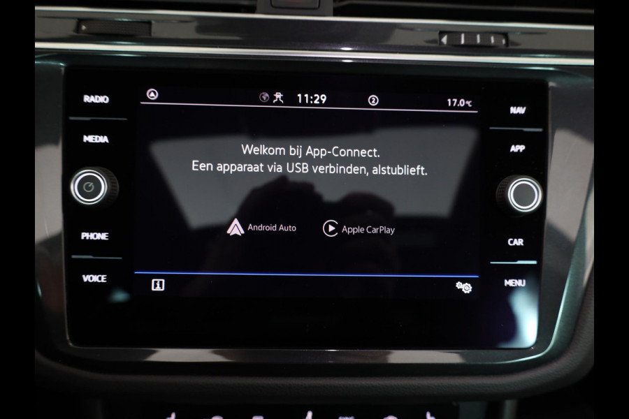 Volkswagen Tiguan 1.5 TSI R-Line Business 150 pk Automaat (DSG) | Verlengde garantie | Navigatie | Panoramadak | Elektr. trekhaak | Parkeersensoren (Park assist) | Achteruitrijcamera | R-Line |