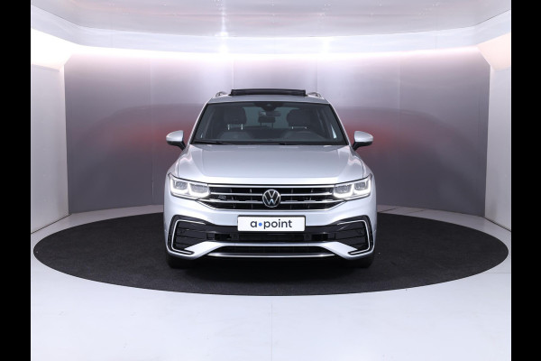 Volkswagen Tiguan 1.5 TSI R-Line Business 150 pk Automaat (DSG) | Verlengde garantie | Navigatie | Panoramadak | Elektr. trekhaak | Parkeersensoren (Park assist) | Achteruitrijcamera | R-Line |