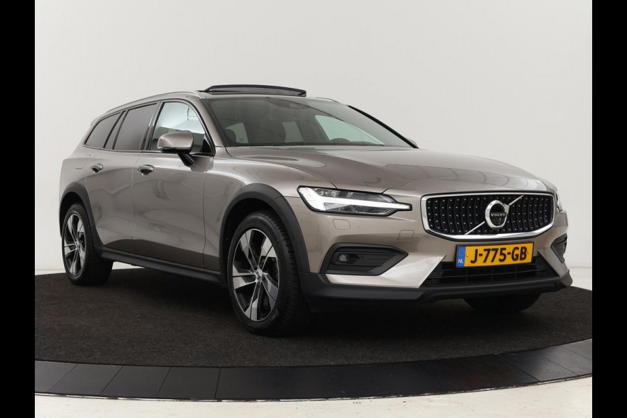 Volvo V60 Cross Country 2.0 B5 AWD Pro | Panoramadak | Head-Up | Leder | Stoelverwarming | Trekhaak | Adaptive cruise | Carplay | Navigatie | Keyless | Harman/Kardon