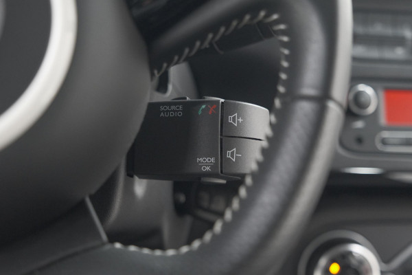 Renault Twingo SCe 70 Intens | Parkeersensoren | Cruise Control | Climate Control | 15 Inch Lichtmetalen Velgen