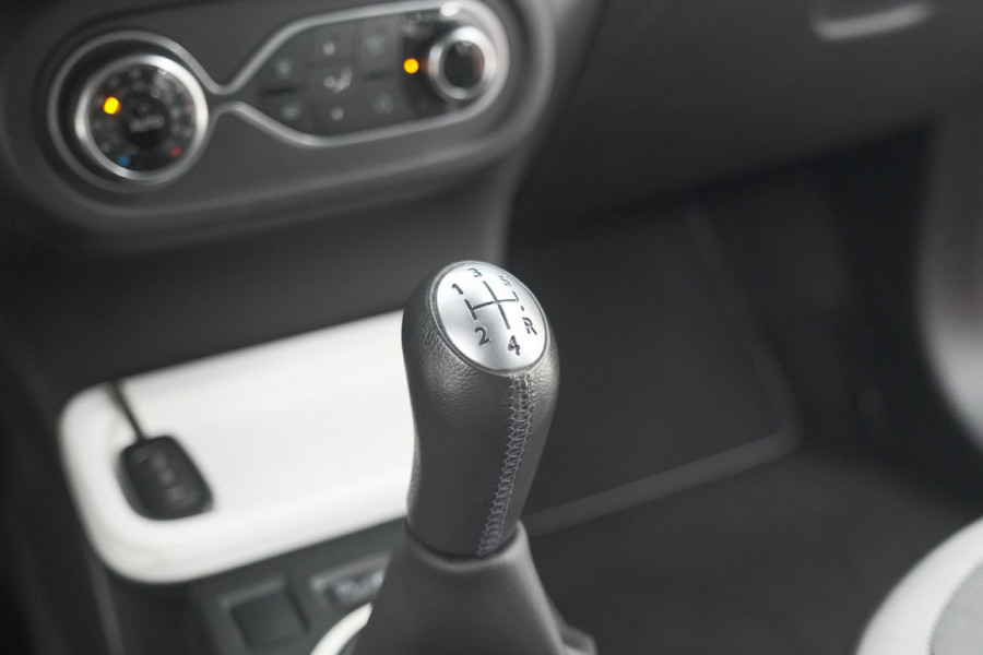 Renault Twingo SCe 70 Intens | Parkeersensoren | Cruise Control | Climate Control | 15 Inch Lichtmetalen Velgen