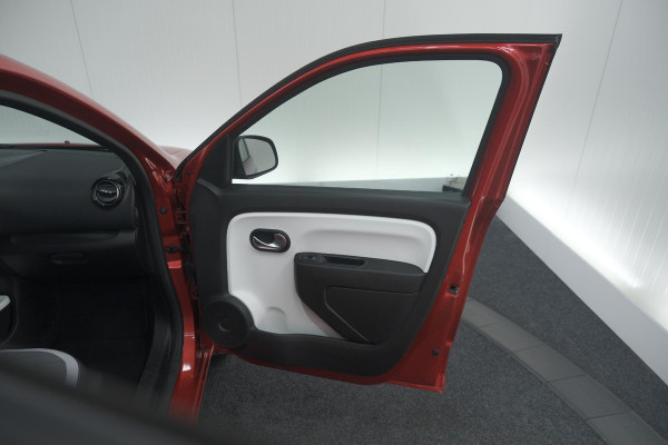Renault Twingo SCe 70 Intens | Parkeersensoren | Cruise Control | Climate Control | 15 Inch Lichtmetalen Velgen