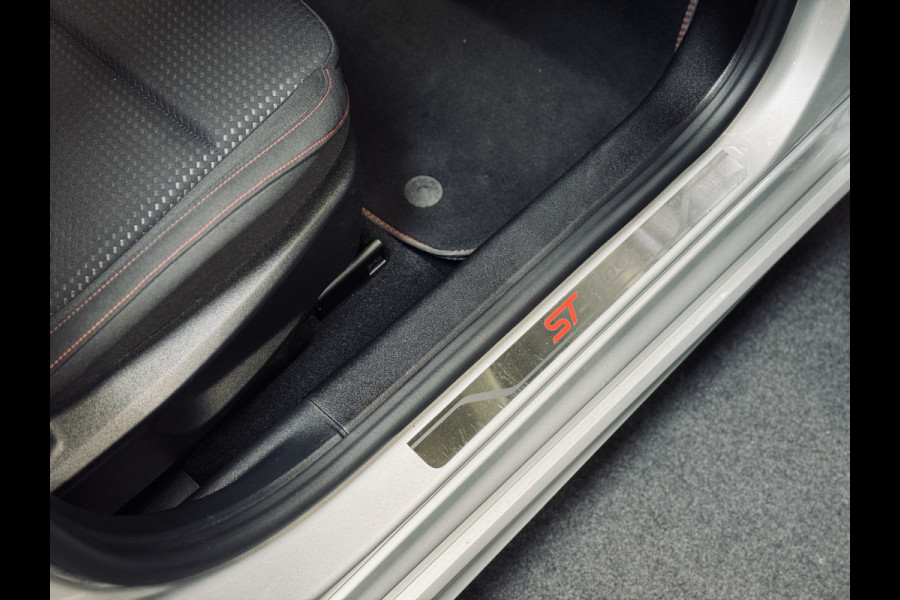 Ford Focus 1.0 EcoBoost ST Line | Panorama | Trekhaak | 1e Eig.