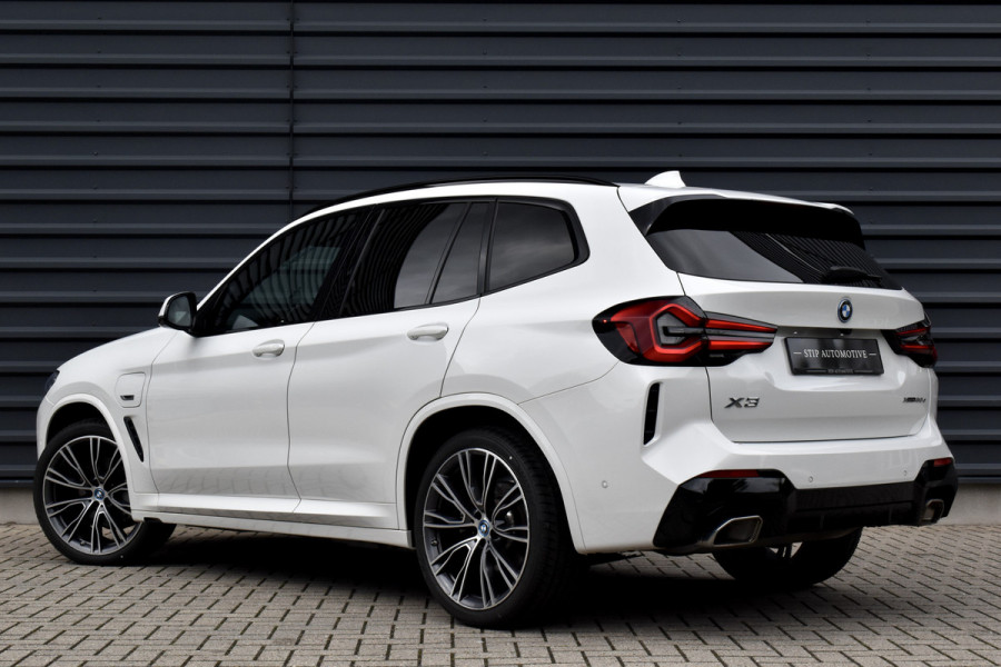 BMW X3 xDrive30e M Sport | Panoramadak | 21'' Velgen | Camera | CarPlay | Head-Up | Stoelverwarming | Sfeerverlichting |