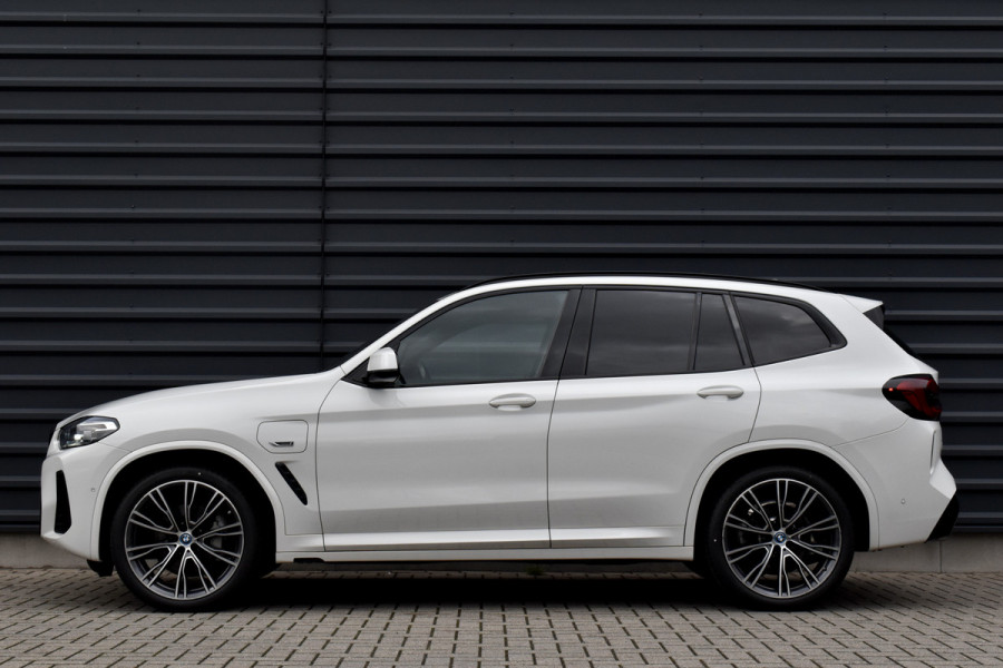 BMW X3 xDrive30e M Sport | Panoramadak | 21'' Velgen | Camera | CarPlay | Head-Up | Stoelverwarming | Sfeerverlichting |