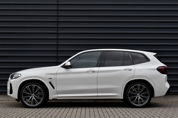 BMW X3 xDrive30e M Sport | Panoramadak | 21'' Velgen | Camera | CarPlay | Head-Up | Stoelverwarming | Sfeerverlichting |